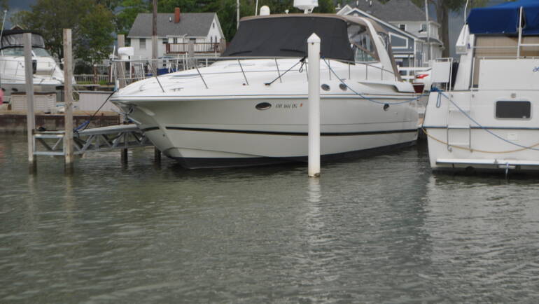 2001 Cruisers Yachts 3870 Express